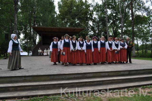 Jauktais koris estrādē XXV Dziesmu svētku atklāšanas pasākumā 30.06.1013.